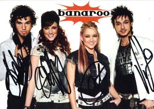 banaroo01.jpg - Banaroo ist eine vierköpfige deutsche Popband. Sie wurde Anfang 2005 von dem deutschen Fernsehsender Super RTL für die Doku-Soap Banaroo: Das Star-Tagebuch zusammengestellt, die zwischen April und Juli 2005 täglich im Vorabendprogramm des Senders ausgestrahlt wurde. Ähnlich wie die niederländische Castingband Ch!pz sprechen Banaroo mit einfachen, aber sehr eingängigen Popsongs insbesondere jüngere Kinder als Zielgruppe an. In ihrem Gründungsjahr gehörten die Vier zu den kommerziell erfolgreichsten deutschen Bands und erhielten dafür zwei Echo-Nominierungen. Ca10,5 x 15 Originalkarte 3 €