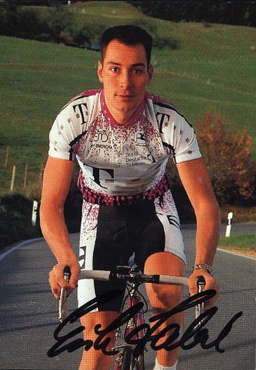 erikzabel01.jpg - Erik Zabel (* 7. Juli 1970 in Berlin) ist der nach Profisiegen bis zum heutigen Tage erfolgreichste deutsche Profi-Radrennfahrer. Die vom Bund Deutscher Radfahrer seit 2000 systematisch geführten nationalen Ranglisten führt er seitdem in jedem Jahr an, teilweise mit der doppelten bis dreifachen Punktzahl des jeweils Zweitplatzierten. In seiner Karriere erzielte der Sprintspezialist über 200 Siege. Er ist damit der erfolgreichste aktive Radprofi der Welt. Bei der Tour de France gewann er als einziger Radprofi sechsmal das Grüne Trikot. Erik Zabel wuchs in Berlin-Marzahn als Sohn des Radsportlers Detlev Zabel und seiner Ehefrau Marianne auf. Er ist verheiratet mit Cordula und hat einen Sohn, Rick (* 1993), der ebenfalls Radrennen (in der Jugendklasse U17) fährt. ca 15 x 10,5 Original Autogrammkarte 5 €