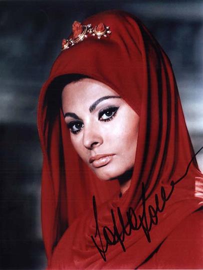 loren07.jpg - Sophia Loren [ˈlorən] (* 20. September 1934 in Rom; eigentlich Sofia Villani Scicolone) ist eine italienische Filmschauspielerin. Sie entwickelte sich in den 60er-Jahren zum Weltstar. Sophia Loren ist die Taufpatin von Drew Barrymore.

In über 100 Filmen hat Sophia Loren bisher mitgewirkt. In den 1980er Jahren sind auch einige Fernsehproduktionen mit diesem Weltstar entstanden. ca 15 x 20,5 Original Fotopapier 45 €