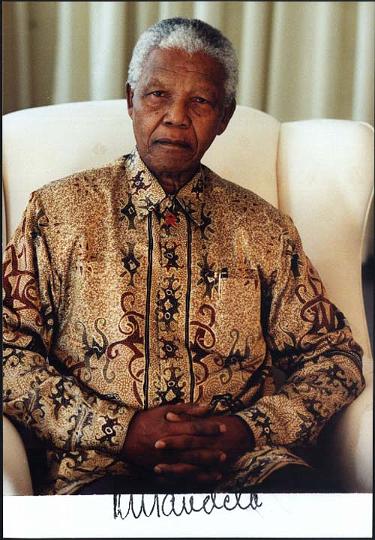 mandela01.jpg - Nelson Mandela (* 18. Juli 1918 in Mvezo, Transkei, Südafrika; eigentlich Rolihlahla Dalibhunga Mandela), in Südafrika auch Madiba genannt (traditioneller Clanname), war einer der führenden Anti-Apartheid-Kämpfer Südafrikas und der erste schwarze Präsident des Landes. Er gilt neben Martin Luther King und Malcolm X als wichtigster Vertreter im Kampf gegen die weltweite Unterdrückung der Schwarzen sowie als Wegbereiter des versöhnlichen Übergangs von der Apartheid zu einem gleichheitsorientierten, demokratischen Südafrika.

Er verbrachte seine Kindheit beim Stamm der Thembu, studierte Jura, war Rechtsanwalt und verbrachte 27 Jahre als politischer Gefangener in Haft. 12 x 17,5 Originalfoto 100 €