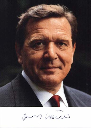 schroeder01.jpg - Gerhard Fritz Kurt Schröder (* 7. April 1944 in Mossenberg, heute Stadtteil von Blomberg, Kreis Lippe), oft genannt Gerd, ist ein deutscher SPD-Politiker. Er war von 1998 bis 2005 Bundeskanzler der Bundesrepublik Deutschland sowie zuvor von 1990 bis 1998 Ministerpräsident des Bundeslandes Niedersachsen. Nach seiner politischen Karriere wechselte Schröder in die Wirtschaft, wo er bis heute verschiedene Positionen bekleidet. 10,5 x 15 Original Autogrammkarte (in Person) 5 €