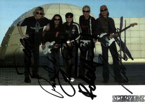 scorpions01.jpg - Die Scorpions sind eine deutsche Hard Rock-Band aus Hannover. Die erfolgreichste Besetzung der Scorpions waren Francis Buchholz (Bass), Klaus Meine (vocals), Matthias Jabs (Gitarre), Rudolf Schenker (Gitarre) und Hermann Rarebell (Drums). ca 15 x 10,5 Originalkarte 50 €