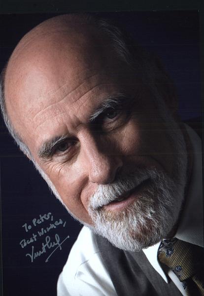vintcerf01.jpg - Vinton „Vint“ Gray Cerf (* 23. Juni 1943 in New Haven, Connecticut) ist ein US-amerikanischer Mathematiker und Informatiker, der oft zusammen mit anderen als „Vater des Internets“ bezeichnet wird. 2004 wurde ihm der Turing-Preis verliehen, 2008 der Japan-Preis.
